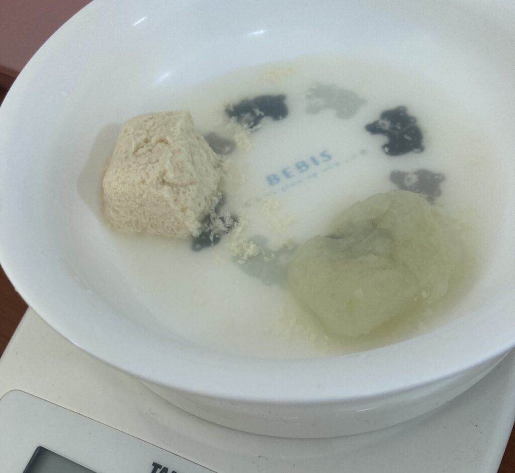 手作りの離乳食（冷凍を解凍）の写真（たまねぎと豆腐）